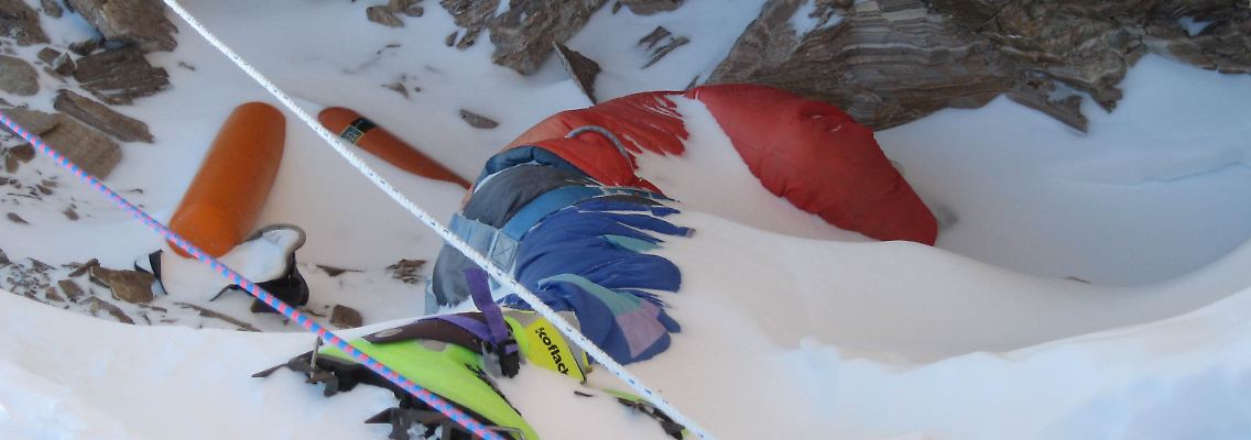 Nur sehr wenige Tote können vom Mount Everest geborgen werden.