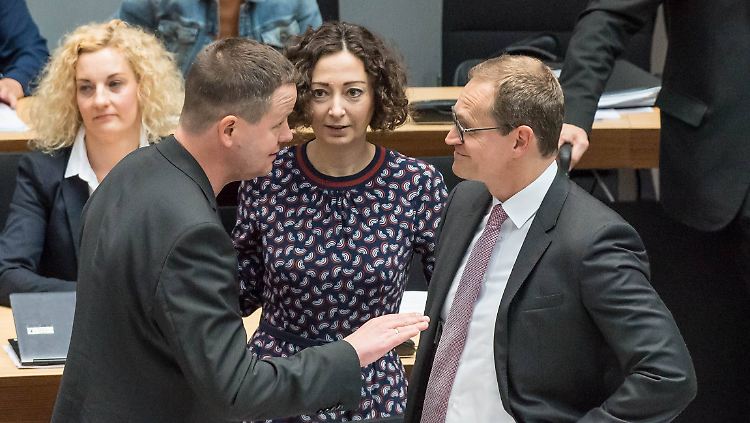 Die drei Koalitionäre von Linke, Grüne und SPD, Lederer, Pop und Müller (2.v.l.n.r.) haben sich geeinigt.