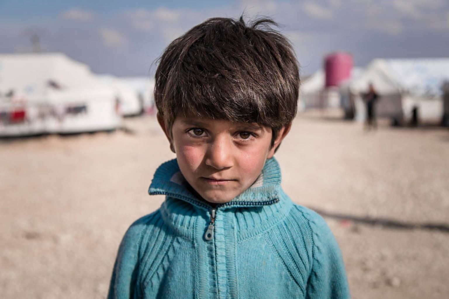Sie leiden am meisten unter den Folgen von Kriegen, Konflikten und Katastrophen: Kinder, wie der siebenjährige Ibrahim, der in einem Flüchtlingscamp in Syrien lebt.