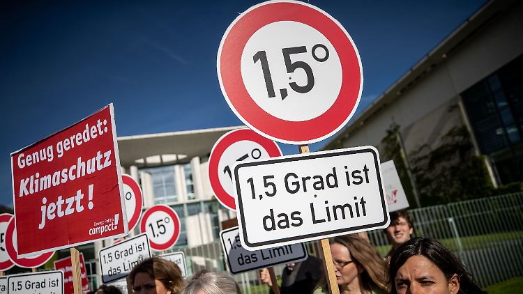 Vor dem Kanzleramt formierte sich Protest gegen die bisherige Klimapolitik der Regierung.