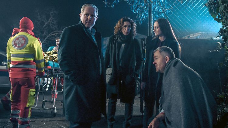 Hat gerade Frau und Tochter verloren: Raoul Ladurner (Cornelius Obonya, r.)