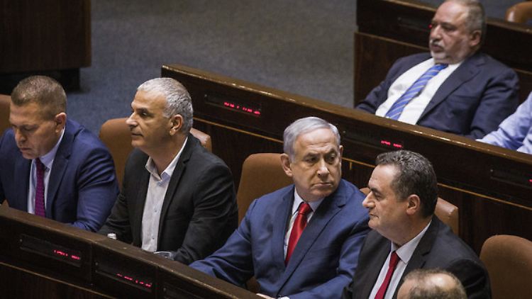 Benjamin Netanjahu bei der Abstimmung im Knesset.