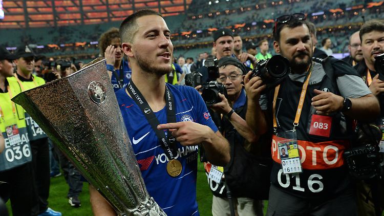 Die Trophäe bleibt aber in London, Eden Hazard.