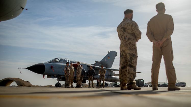 Die Regierung plant weiter mit solchen Tornado-Kampfjets beispielsweise Luftaufnahmen zu machen.
