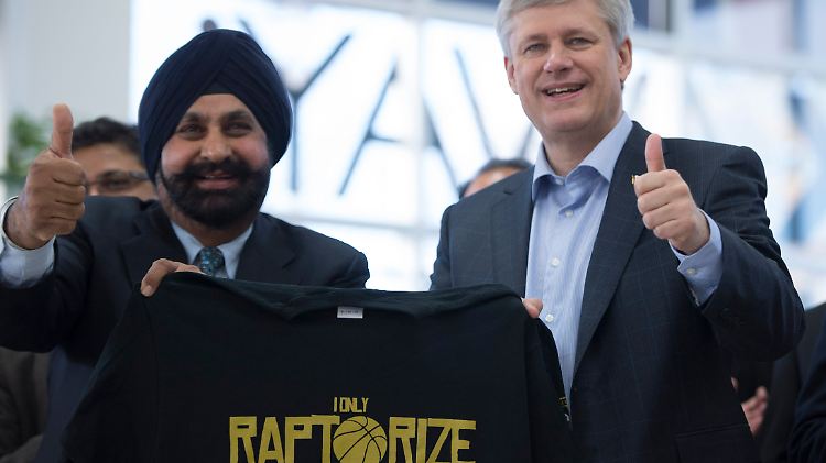 Mal nicht an der Seitenlinie und trotzdem sind die Toronto Raptors dabei: Nav Bhatia unterstütze 2015 den Wahlkampf des Kanadischen Premierministers Stephen Harper.