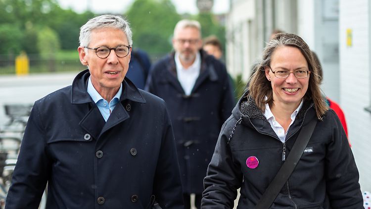 Bürgermeister Carsten Sieling (l), und Sascha Karolin Aulepp (r) am Morgen vor der Parteizentrale der Grünen.