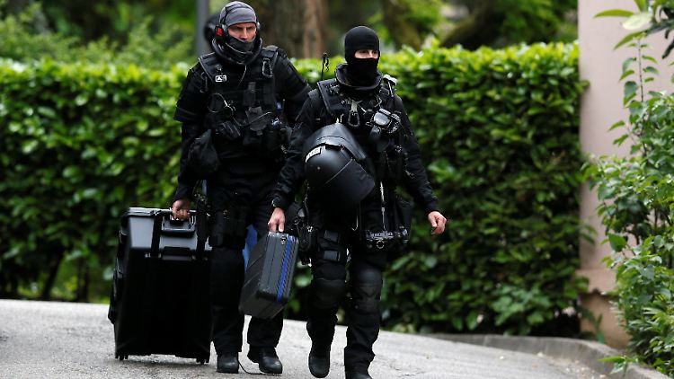 Sprengstoffexperten und Anti-Terror-Kräfte durchsuche die Wohnung des Verdächtigen in einem Vorort von Lyon.
