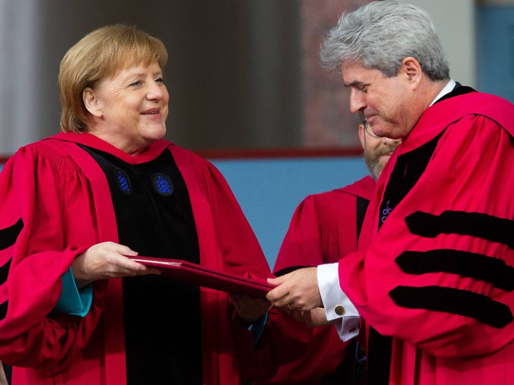 Marc Goodheart, Vize-Präsident von Harvard, überreicht Merkel die Ehrendoktorwürde der Universität.