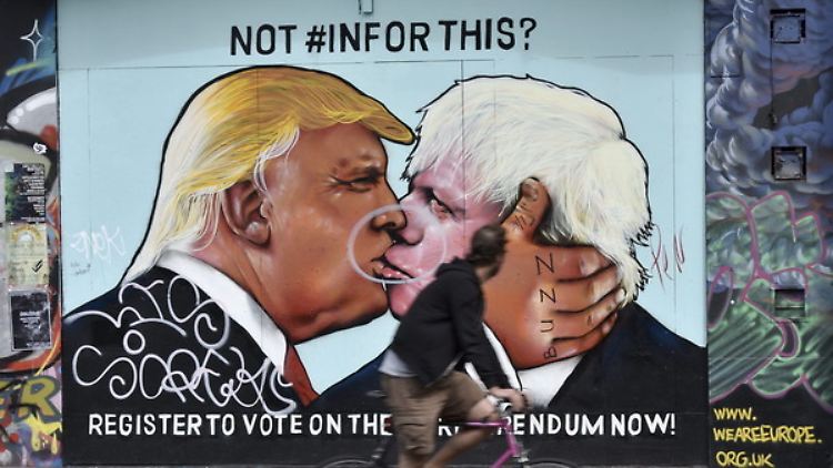 Bruderkuss unter Freunden: Karikatur in Bristol miit US-Präsident Trump und dem britischen Ex-Außenminister Johnson.