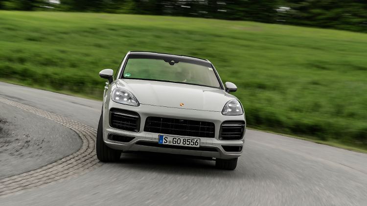 Tatsächlich bringt das Porsche Cayenne Coupé mehr Spaß im Quer- als im Längs-Gang.