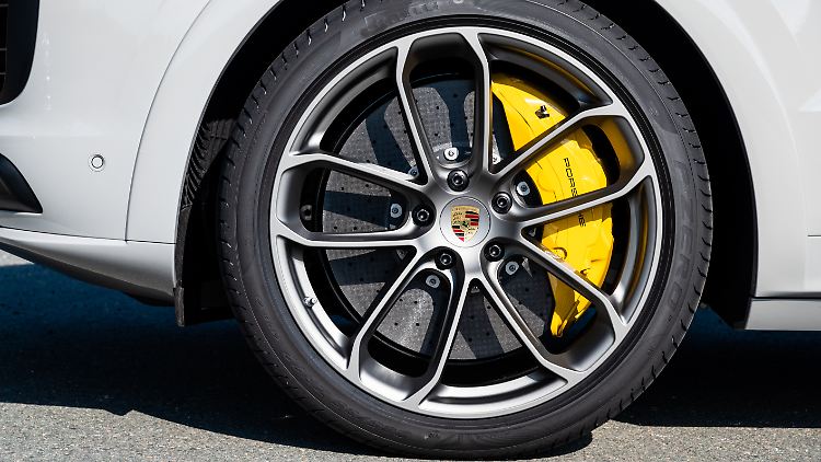 Mit dem Leichtbau Sport-Paket gibt es auch die 22-Zoll-Räder für das Porsche Cayenne Coupé.