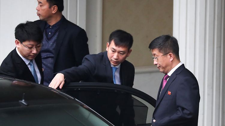 Nordkoreas Top-Diplomat Kim Hyok Chol (r.), hier bei der Abreise nach dem Gipfel in Hanoi.