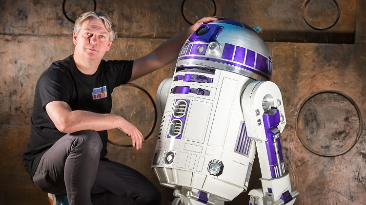 Superfan Marc Langrock zeigt seinen funktionstüchtigen Nachbau des legendären Roboters R2-D2