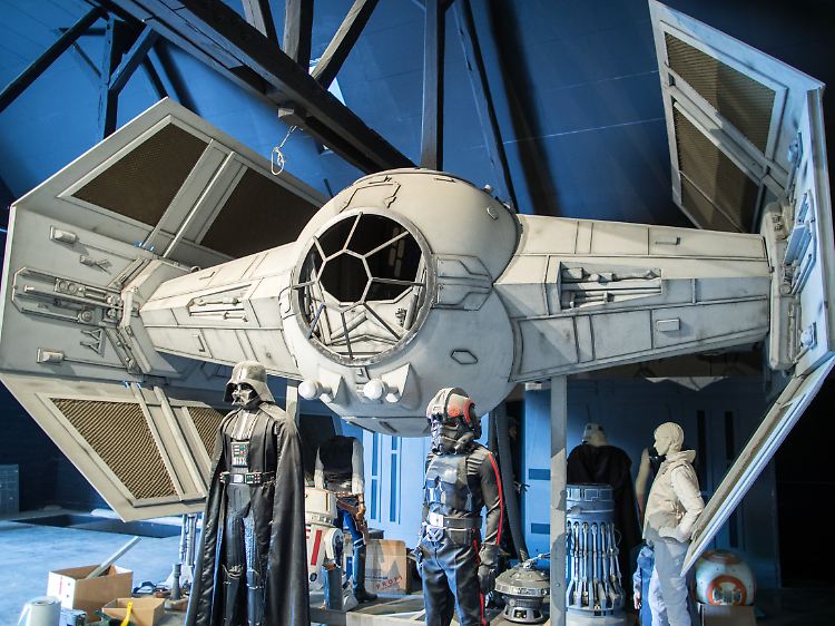 Auch Nachbildungen von Raumschiffen und eine Darth-Vader-Figur stehen in der Sammlung des Fanprojekts "Outpost One".