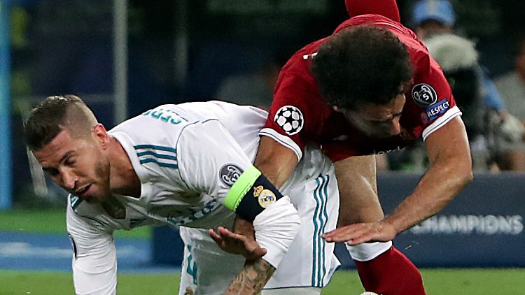 Sergio Ramos (links) riss im CL-Finale 2018 Mohamed Salah zu Boden.