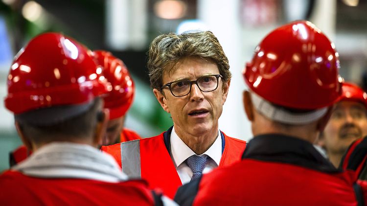 BER-Chef Lütke Daldrup zeigt Journalisten Anfang Mai die Baufortschritte.