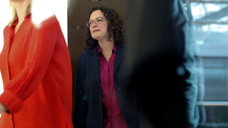 Wird Nahles nicht wiedergewählt, würde sie wohl auch den Parteivorsitz niederlegen - die Personaldebatte bei der SPD ginge dann erst richtig los. Davor warnt nun Thomas Oppermann. 