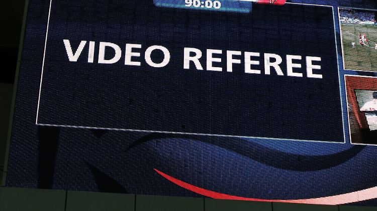 In der Bundesliga ist es üblich, dass der Videoschiedsrichter jedes Tor automatisch überprüft.