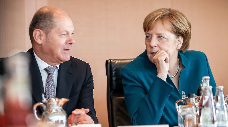Will mit der SPD nicht nochmal vier Jahre neben einer CDU-Kanzlerin sitzen: SPD-Vize Olaf Scholz (r.).