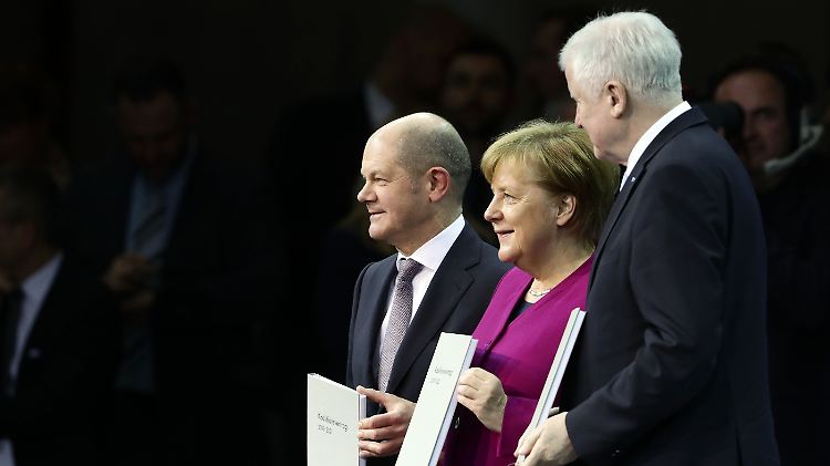 Da lag alles noch vor ihnen: Die damalige CDU-Chefin Angela Merkel, der damalige CSU-Chef Horst Seehofer (r) und der damalige kommissarische SPD-Vorsitzende Olaf Scholz präsentieren den Koalitionsvertrag im März 2018.
