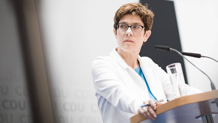 Die Kritik an Annegret Kramp-Karrenbauer ist laut geworden.