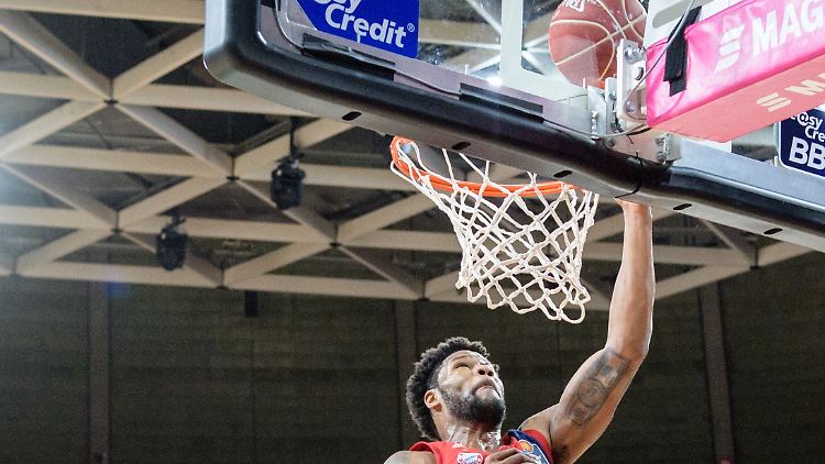 Der Münchner Devin Booker fliegt seinen Gegnern aus Vechta davon.