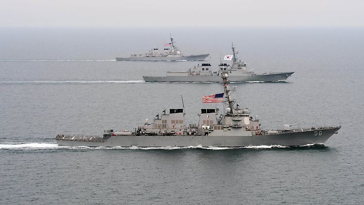 Der Name steht in den Augen vieler Trump-Kritiker für ein anderes Amerika: Die "USS John S. McCain", hier bei einer Flottenübung mit südkoreanischen Verbündeten.