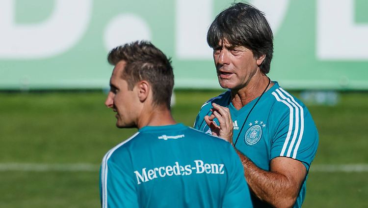 DFB-Trainer Löw (r.) hält große Stücke auf seinen Ex-Stürmer und -Azubi Klose.