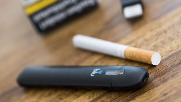 Zigaretten werden immer teurer - und immer mehr Raucher steigen auf die elektrische Alternative um.