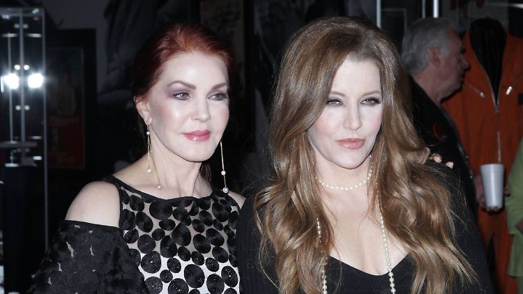 Priscilla Presley (l.) soll ihre Villa verkauft haben, um Tochter Lisa Marie finanziell wieder auf die Beine zu helfen.