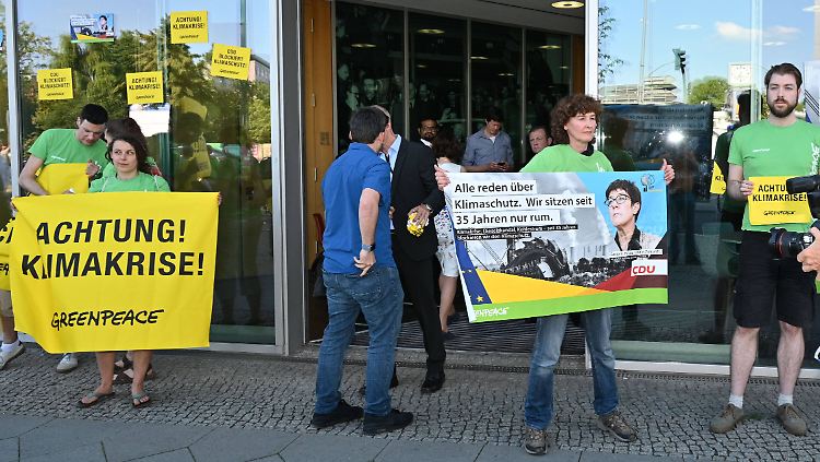Greenpeace-Aktivisten demonstrieren am Sonntag vor dem Konrad-Adenauer-Haus, der CDU-Zentrale in Berln.