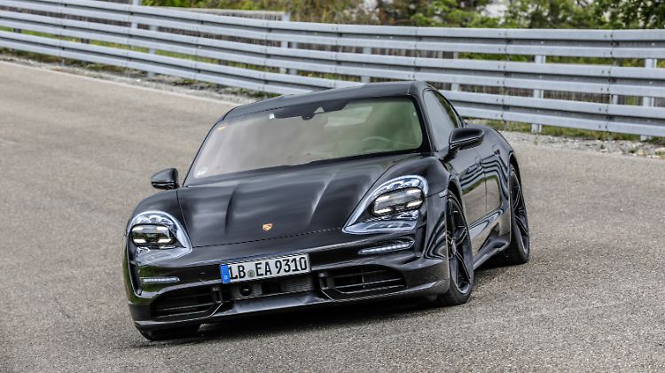 Aus dem neuen Gesicht des Porsche Taycan funkeln freistehende Projektionsscheinwerfer.