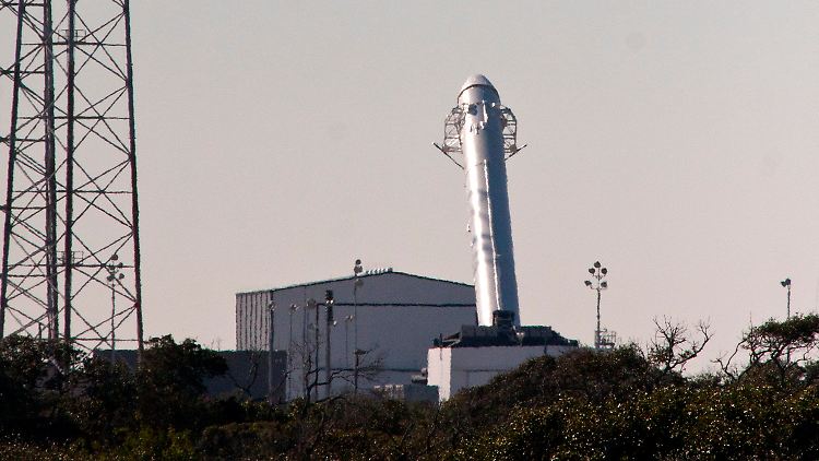 Der erste Start der Trägerrakete "Falcon 9" wurde verschoben. Einige Schweißnähte hatten noch auf ihre Stabilität überprüft werden müssen.