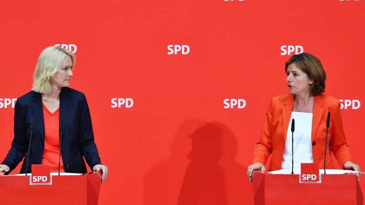 Manuela Schwesig (l.) und Malu Dreyer. Schwesig ist seit fast zwei Jahren Ministerpräsidentin in Mecklenburg-Vorpommern, Dreyer führt seit 2016 in Rheinland-Pfalz eine rot-gelb-grüne Regierung.