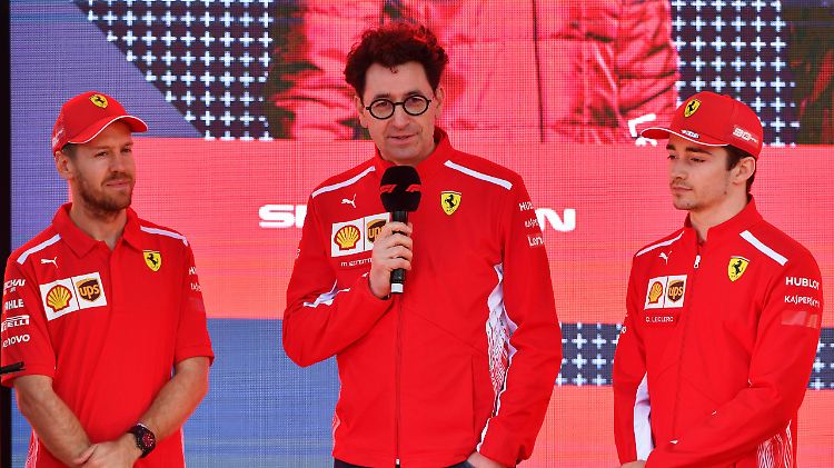 Mattia Binotto mit seinen Fahrern Sebastian Vettel und Charles Leclerc -  an den Piloten liegt es in dieser Saison bei Ferrari nicht.