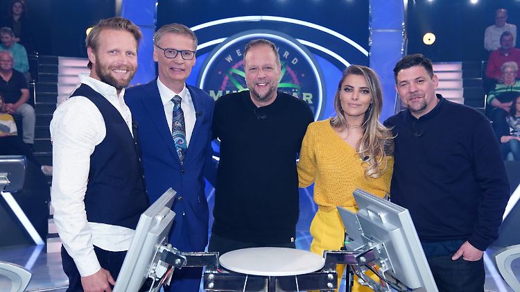 Moderator Günther Jauch (2.v.l.) mit seinen prominenten Kandidaten (v.l.) Julius Brink, Smudo, Sophia Thomalla und Tim Mälzer.