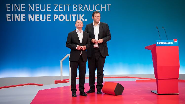 Scholz und Klingbeil beim Bundesparteitag der SPD vor gut einem Jahr. Die Slogans von damals passen immer noch.