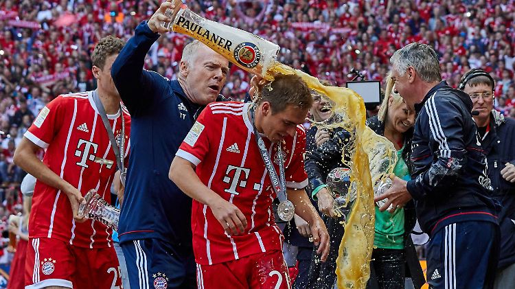 Am Ende der Saison aßen Gerland (l.) und Lahm zwar keine Wurst zusammen, doch der Jugendtrainer konnte seinem Musterschüler immerhin eine kalte Dusche verpassen. Anlass war wieder einmal eine deutsche Meisterschaft für die Bayern.