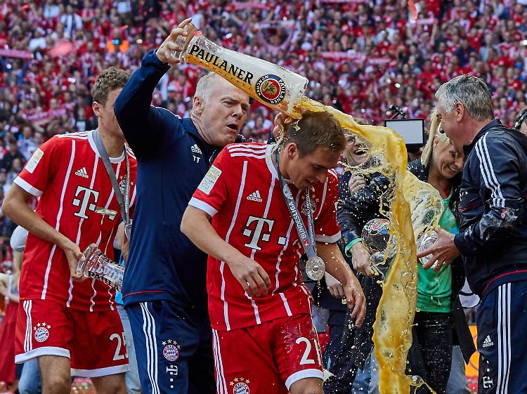 Wer einen Weltmeister entdeckt, darf diesen getrost auch mal ordentlich bierduschen.