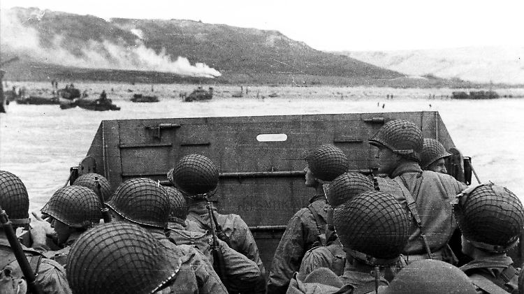 "Omaha Beach", 6. Juni 1944: US-Soldaten nähern sich in einem Landungsboot der französischen Küste.