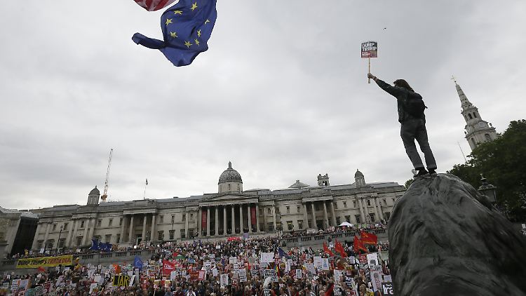 Medienberichten zufolge sind etwa 250.000 Demonstranten auf Londons Straßen.