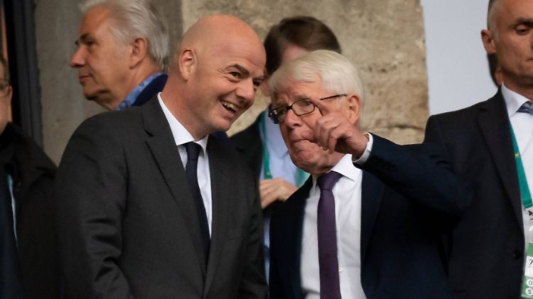 Steht zur Wiederwahl ohne Gegenkandidaten: Gianni Infantino, hier beim diesjährigen DFB-Pokalfinale mit DFL-Chef Reinhard Rauball.