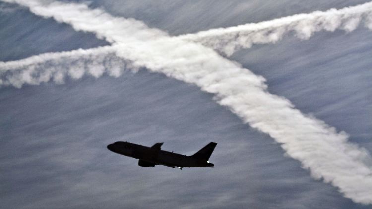 Fliegen ist besonders klimaschädlich: Nun gerät die Befreiung des Flugverkehrs von der Kerosinsteuer verstärkt ins Visier der Politik. 