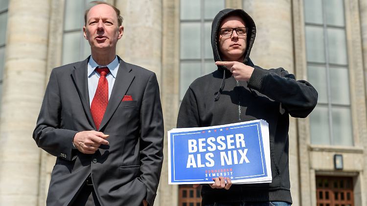 Besser als nix: Nico Semsrott (r.) schließt sich der Fraktion der Grünen im EU-Parlament an, während der zweite EU-Abgeordnete für "Die Partei", Martin Sonneborn, weiterhin fraktionslos bleiben wird.     