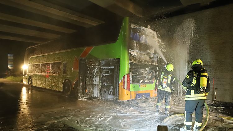 Die Fahrerin des Busses bemerkte das Feuer dank aufblinkender Warnleuchten rechtzeitig.
