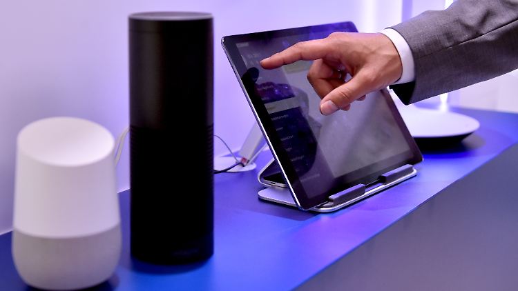 Sprachassistenten wie "Google Assistant" und "Alexa" findet man bereits in vielen Privathaushalten.