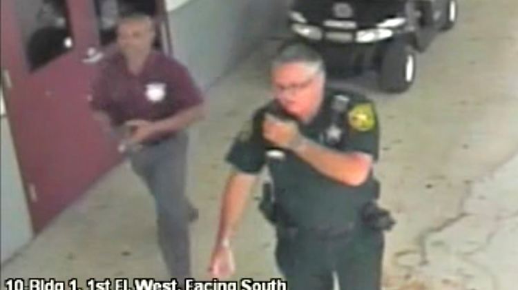 Statt sich dem Täter entgegenzustellen, soll sich Peterson vor dem Gebäude positioniert haben. 