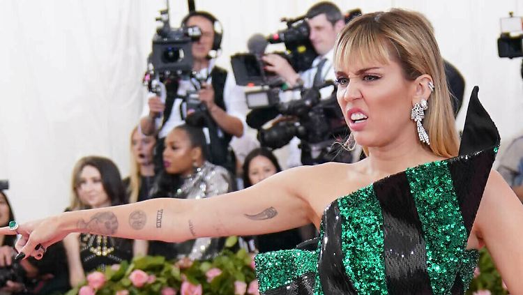 Miley Cyrus findet klare Worte: Niemand habe gefälligst irgendwen ungefragt anzufassen.