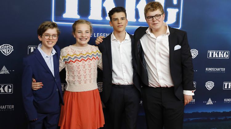 Einmal TKKG von links nach rechts: Manuel Santos Gelke als Karl, Emma Louise Schimpf als Gaby, Ilyes Moutaoukkil als Tim und Lorenzo Germeno als "Klößchen".