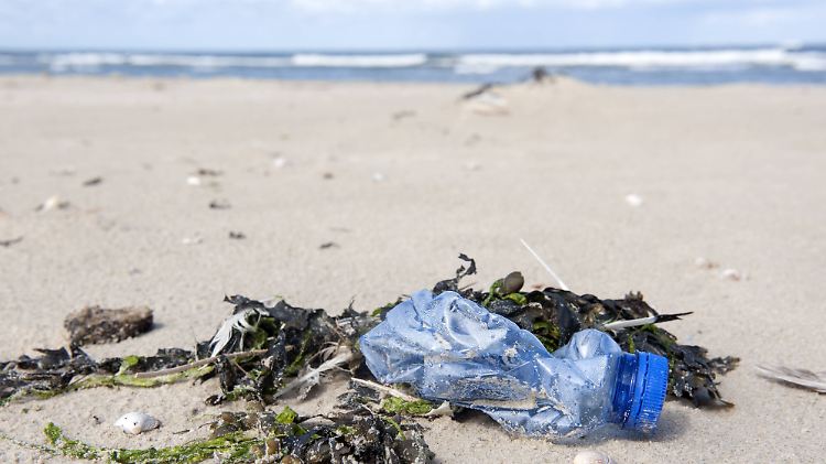 Vor solchem Plastikmüll wie hier am Strand in Borkum graut es den Deutschen.